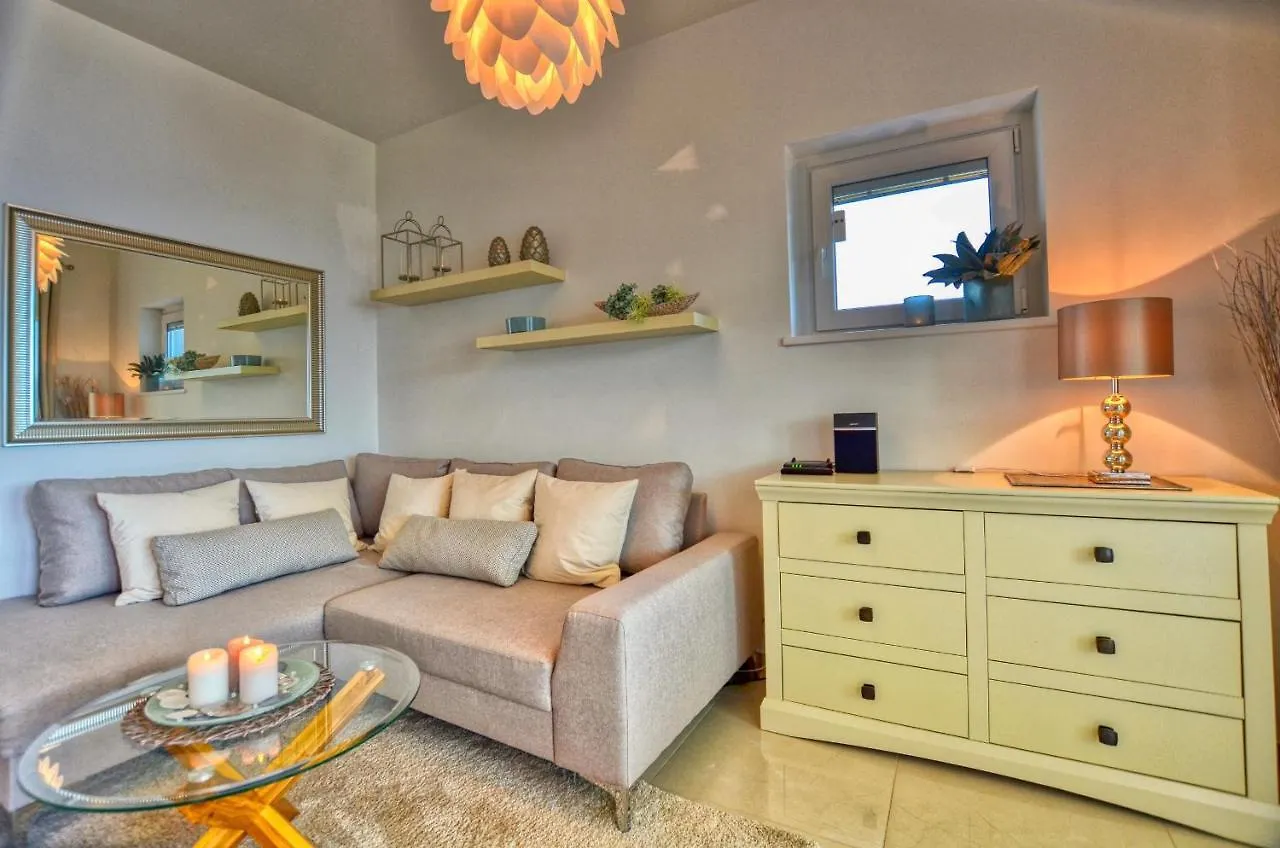 Felice Sul Lago 2-Bedroom Lakeview Apartment Menaggio