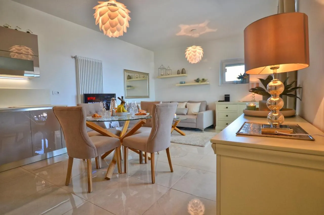 Felice Sul Lago 2-Bedroom Lakeview Apartment Menaggio
